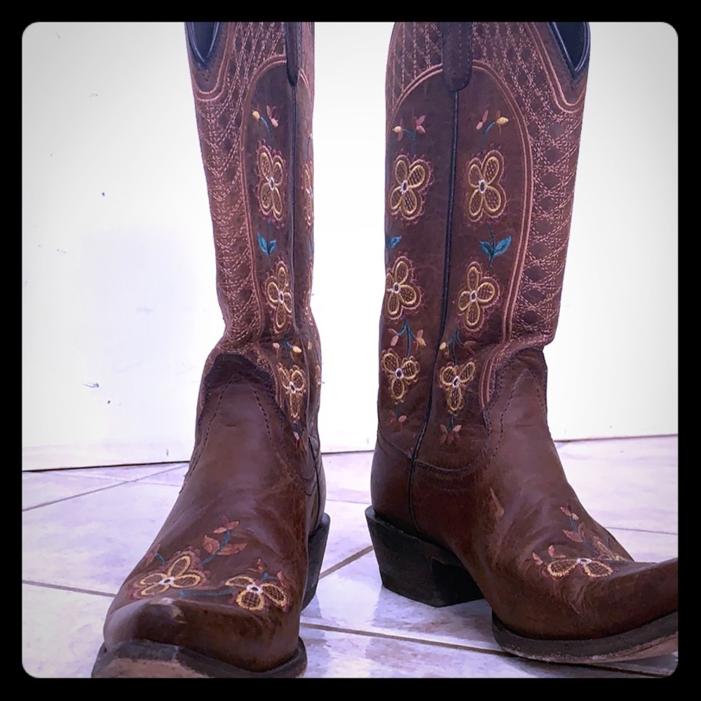 9.5 point/snip toe ariat cowgirl cowboy boots